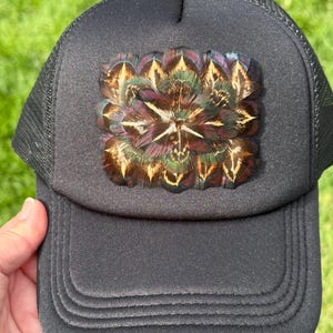 Boné Trucker Artesanal com Penas de Faisão, Preto, Design Exclusivo com Apliques