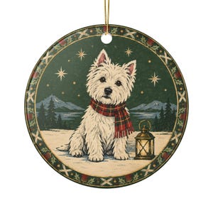 Puede incluir: Un adorno redondo de cerámica que muestra un terrier blanco de las Highlands con una bufanda de cuadros rojos y verdes. El perro está sentado en un paisaje nevado con una linterna, pinos y montañas bajo un cielo verde oscuro con estrellas.