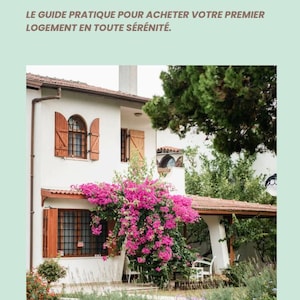 Peut inclure: Une couverture de livre sur fond vert clair avec le texte MON PREMIER ACHAT IMMOBILIER et LE GUIDE PRATIQUE POUR ACHETER VOTRE PREMIER LOGEMENT EN TOUTE SÉRÉNITÉ au-dessus d'une photo d'une maison blanche aux volets bruns et fleurs roses.