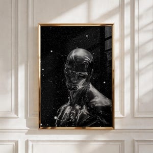 Può includere: Una stampa artistica da parete incorniciata raffigurante un busto umano riflettente, metallico e cromato su uno sfondo nero profondo pieno di stelle bianche sparse. La figura ha una consistenza superficiale liscia e liquida in una cornice dorata.