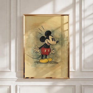 Könnte beinhalten: Ein gerahmter Kunstdruck mit einer klassischen Illustration von Mickey Mouse mit schwarzen Ohren, einem cremefarbenen Gesicht, roten Shorts und gelben Schuhen. Die Figur ist in einer dynamischen Pose vor einem weichen, gelb-beigen Aquarellhintergrund dargestellt.