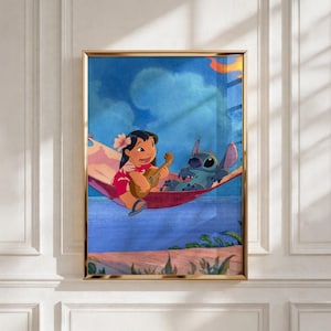 Peut inclure: Une impression d'art encadrée représentant une fille de dessin animé avec une fleur rose dans les cheveux jouant du ukulélé en bois dans un hamac avec une créature extraterrestre bleue. Le décor montre un ciel bleu et un océan avec du feuillage.