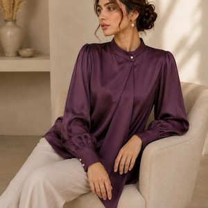 Chemisier en soie prune pour femme, tunique asymétrique élégante, chemise à manches longues, tenue de bureau sobre, haut formel sophistiqué