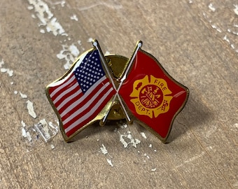 Pin de solapa con la bandera del Departamento de Bomberos cruzada con la bandera de EE. UU. - ¡Hecho en EE. UU.!
