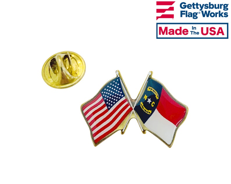 Puede incluir: Pin de solapa dorado con una bandera estadounidense y una bandera del estado de Carolina del Norte cruzadas. El pin tiene un cierre de seguridad en la parte posterior. Hecho en los Estados Unidos. Gettysburg Flag Works.