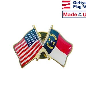 Carolina del Norte y EE.UU. doble ondulación de banderas cruzadas de la amistad Lapel Pin - Hecho en EE.UU.! imagen 1