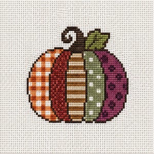 Puede incluir: Un lienzo de punto de aguja con un diseño de calabaza compuesto por cinco segmentos verticales con patrones distintos. Los segmentos incluyen cuadros vichy naranjas, puntos rojos, rayas beige, puntos verdes y motivos florales morados, con un tallo marrón.