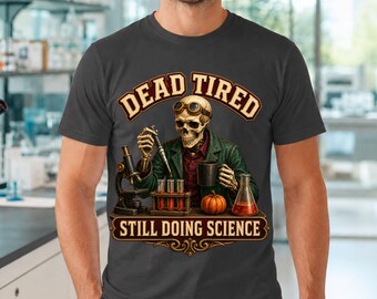 Científico divertido de Halloween PNG: Diseño de laboratorio de esqueleto muerto y cansado que aún hace ciencia, uso comercial.