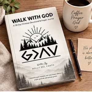 Peut inclure: Un livre blanc intitulé Walk With God, A 30-Day Christian Devotional & Prayer Journal par Molly Del Canto, avec un graphique noir de montagne et de soleil, un stylo noir et une tasse blanche avec le texte Coffee Prayer God et un cœur imprimé.