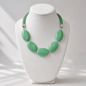Collana vistosa verde menta, gioiello con perline ovali grosse, outfit estivo e autunnale, regalo per donna