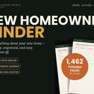 Może przedstawiać: Zestaw cyfrowych szablonów New Homeowner Binder od Steady House Studio. Czarne tło zawiera biały i złoty tekst, w tym Utility Setup Tracker, Maintenance Calendar oraz Closing-Doc Locator. Widoczne dwie strony z 1462 polami do wypełnienia.