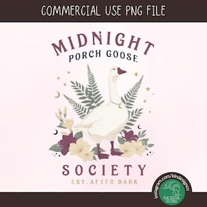 Pode incluir: Um gráfico digital apresentando um ganso branco usando um colar de meia-lua, cercado por folhas de samambaia, flores em tons de creme e roxo escuro, e pequenas estrelas. O texto diz MIDNIGHT PORCH GOOSE SOCIETY EST. AFTER DARK em fonte roxa.
