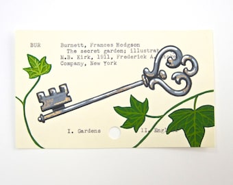 El arte del carrito de la biblioteca del jardín secreto: impresión de mi pintura en la tarjeta del catálogo de la biblioteca