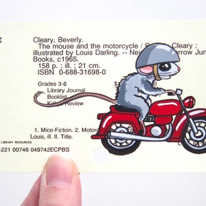 De muis en de motor bibliotheekkaartkunst - afdruk van mijn schilderij van Ralph en zijn motor op lenerskaartcatalogus