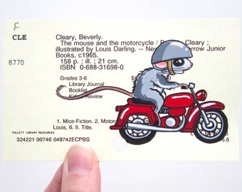 Arte de la tarjeta de la biblioteca de El ratón y la motocicleta: impresión de mi pintura de Ralph y su motocicleta en la tarjeta del catálogo de la biblioteca.