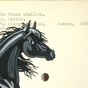 Pode incluir: Uma ilustra&ccedil;&atilde;o em preto e branco de uma cabe&ccedil;a e pesco&ccedil;o de cavalo, com o texto "The black stallion. Farley, Walter. The black stallion. 275 Random, c1941."