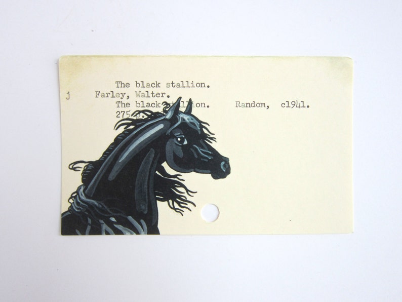 Pode incluir: Um cart&atilde;o vintage com uma ilustra&ccedil;&atilde;o em preto e branco de uma cabe&ccedil;a de cavalo. O texto no cart&atilde;o diz "The black stallion. Farley, Walter. The black stallion. 275 on. Random, c1941."