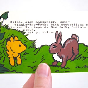 Winnie de Poeh-bibliotheekkaartkunst - Afdruk van mijn schilderij van Winnie de Poeh vast in een konijnenhol - A. A. Milne