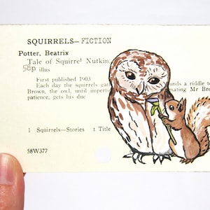 Beatrix Potter Squirrel Nutkin - Impression de la peinture de l'écureuil Nutkin et de la chouette sur une fiche technique de bibliothèque pour Le conte de l'écureuil Nutkin