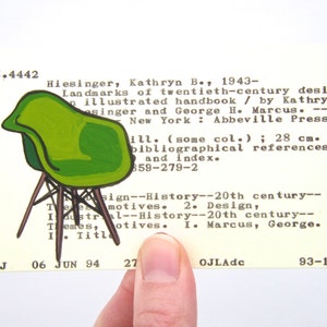 Eames Chair Bibliotheksausweis - Druck eines grünen Eames Stuhls auf Bibliotheksausweis für das Buch Wahrzeichen des Twentieth-Century Design