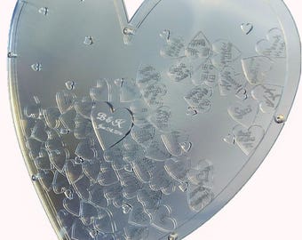 Peut inclure: Un cadre en forme de cœur en acrylique transparent avec un grand cœur au centre qui dit "B&A Forever" et est entouré de petits cœurs avec des inscriptions.