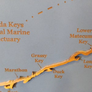Puede incluir: Un mapa del Santuario Marino Nacional de los Cayos de Florida, que muestra los nombres de varias llaves, incluyendo No Name Key, Marathon, Grassy Key, Duck Key, Long Key, Lower Matecumbe Key y Wind Key.