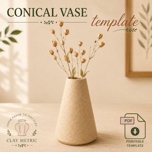 Könnte beinhalten: Eine konische Vasenvorlage mit beiger Sprenkeloptik, die ein Bündel getrockneter Stängel mit kleinen Knospen enthält. Der Text lautet CONICAL VASE template, FROM PAPER TO POTTERY CLAY METRIC und PDF PRINTABLE TEMPLATE mit einem Download-Symbol.