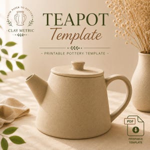 Könnte beinhalten: Eine beige Keramik-Teekanne mit Deckel, Henkel und Ausguss. Der Text lautet: FROM PAPER TO POTTERY CLAY METRIC TEAPOT Template PRINTABLE POTTERY TEMPLATE. Ein PDF-Symbol mit einem Pfeil nach unten ist in der Ecke zu sehen.