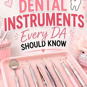 Op de afbeelding: Een set zilveren tandheelkundige instrumenten gerangschikt op een lichtroze dienblad. De tekst DENTAL INSTRUMENTS Every DA SHOULD KNOW staat in roze en zwarte letters boven de instrumenten, met een wit tand-icoon met een roze strik.
