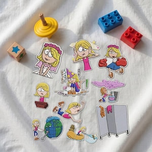 Könnte beinhalten: Eine Sammlung von Cartoon-Aufklebern, die eine blonde Figur bei verschiedenen Aktivitäten zeigen, darunter eine Hochzeit, Boxen, Feiern und Interaktion mit einem Globus, neben einem gelben Kreisel und zwei Kunststoff-Bausteinen.