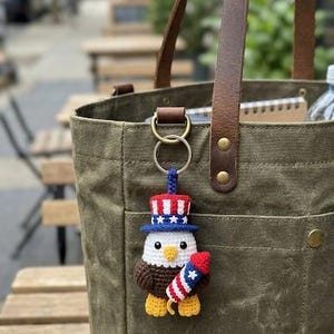 Gehäkelter Adler-Schlüsselanhänger mit Onkel-Sam-Mütze, patriotischer Weißkopfseeadler-Taschenanhänger, Amigurumi-Schlüsselanhänger zum 4. Juli, patriotisches Geschenk für Veteranen