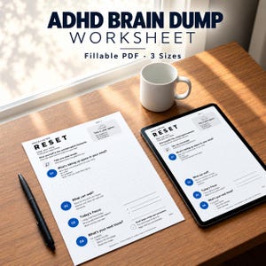 Peut inclure: Une feuille de travail de déchargement mental TDAH intitulée RESET, avec des sections pour vider l'esprit, identifier les tâches et définir l'objectif. Le document est présenté sur papier et sur tablette, avec un stylo noir et une tasse blanche.