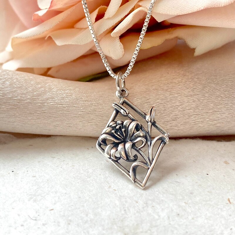 Lily Chain Necklace main image 1