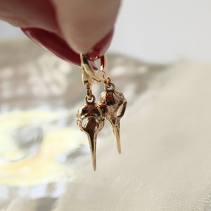 Gold Filled Hummingbird Skull Earrings: Bronze Gothic Jewelry bild 2