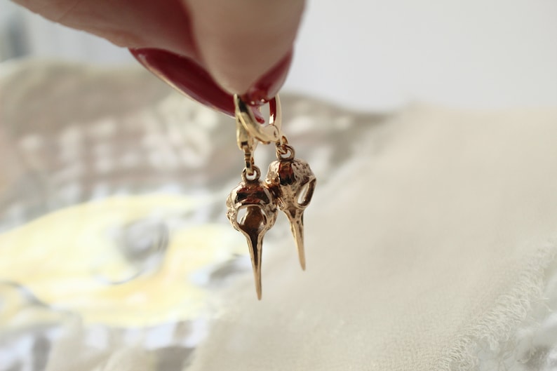 Gold Filled Hummingbird Skull Earrings: Bronze Gothic Jewelry bild 2