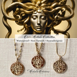 Peut inclure: Collier en or avec un pendentif rond repr&eacute;sentant une t&ecirc;te de M&eacute;duse avec des serpents pour cheveux. Le texte "Our Medusa Collection" et "Waterproof - Non-Tarnish - Hypoallergenic" est affich&eacute; au-dessus des colliers. Le texte "Chain Choices" est affich&eacute; en dessous des colliers.