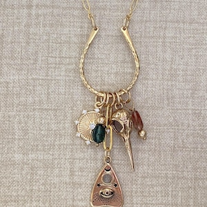 Collier à breloques en or : pendentifs gothiques Ouija, tourmaline et tête de mort d'oiseau