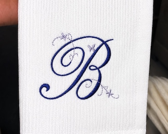 Personlig handduk med monogram | Anpassad broderad handduk med initialer | Dekoration för gästbadrum | Present till inflyttningsfest, bröllop och bruddusch