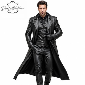 Könnte beinhalten: Ein schwarzer Ledermantel getragen über einer passenden schwarzen Lederweste, einem schwarzen Hemd mit Knopfleiste, einer schwarzen Lederhose und schwarzen Lederhandschuhen. Das Logo Dark Leather House ist oben links zu sehen.