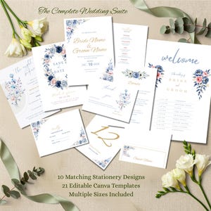 Puede incluir: Un conjunto de papelería de boda con tarjetas blancas que presentan ilustraciones florales en azul y rosa, texto en dorado y fuentes cursivas. La colección incluye invitaciones, menús, carteles de bienvenida y tarjetas de sitio con motivos.