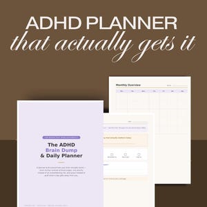 Pode incluir: Um conjunto de planejador digital de TDAH com uma capa roxa clara intitulada The ADHD Brain Dump & Daily Planner, apresentando uma página de visão geral mensal e folhas de tarefas diárias com caixas de seleção.