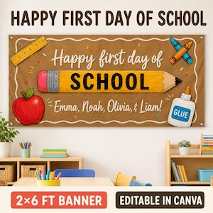 Peut inclure: Une bannière rectangulaire sur fond brun avec le texte HAPPY FIRST DAY OF SCHOOL en haut. Le design comprend un crayon jaune avec le mot SCHOOL, une pomme rouge, une règle, des crayons de couleur et une bouteille de colle avec le texte Emma, Noah, Olivia, & Liam.