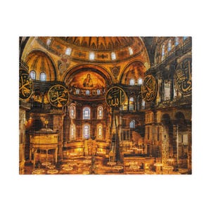 Può includere: Un puzzle che raffigura l'interno di Santa Sofia, caratterizzato da una grande cupola centrale, finestre ad arco e prominenti medaglioni circolari con calligrafia araba dorata. La scena è illuminata da lampade a sospensione calde.