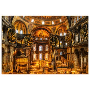 Può includere: Una vista interna di Santa Sofia con una grande cupola dorata, finestre ad arco e diversi medaglioni circolari con calligrafia araba nera. L'architettura è illuminata da una luce calda che mette in risalto le colonne in pietra.
