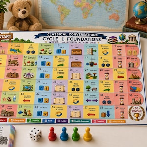 Peut inclure: Un jeu de plateau rectangulaire intitulé Classical Conversations Cycle 1 Foundations Weeks 1-6 Review Adventure, présentant un parcours numéroté de 1 à 60, des illustrations colorées, deux jeux de cartes, un dé blanc et quatre pions de jeu colorés.