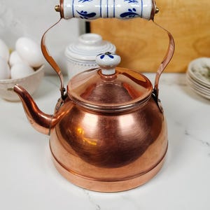 Vintage koppar vattenkokare blå vit porslin handtag fransk bondgård tekanna Delft keramik knopp Cottagecore köksdekor tebjudning bordsdekoration
