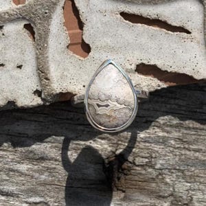 Size 6 - Crazy Lace Agate Teardrop Stacking Ring with Flat Facet-Hammered Band - Sterling Silver White and Light Gray Lace Agate Ring