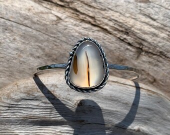 Freeform Montana Agate Cuff Bracelet with Twisted Wall in Hammered Sterling Silver - Artisan Made Hammered Silver Cuff Agate Bracelet