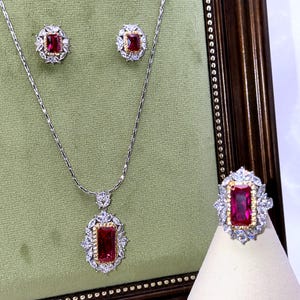 Parure de bijoux en rubis de synthèse, style vintage, collier, boucles d'oreilles, bague cocktail, ensemble imposant serti d'un halo de zirconiums.