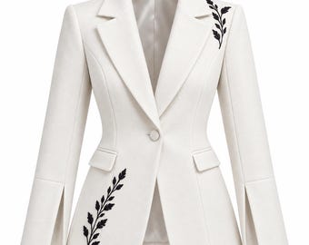 Blazer de mujer color blanco marfil con bordado de hojas negras, chaqueta elegante y formal.